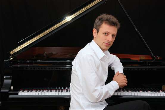 French Pianist Maxime Zecchini Single Handedly Plays Recital