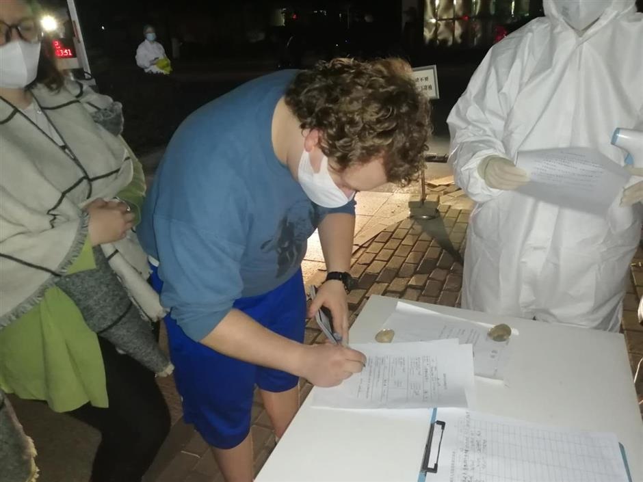 A foreigner registers his information on arrival at the neighborhood