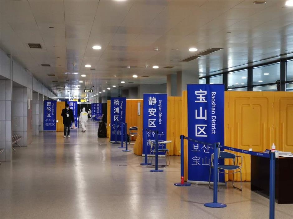 Multilingual signage has been placed around the Pudong airport to guide inbound travelers